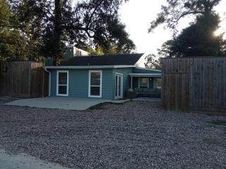 Tanglewood Estates 2 Private Cottage Sleeps 10 - Conroe - 7