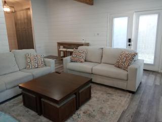 Tanglewood Estates 2 Private Cottage Sleeps 10 - Conroe - 1