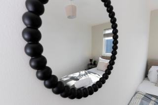 4BR Contractor Hub, 5 Beds, Bedroom TV's, Free Parking, Next to City - 2