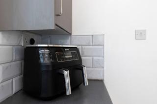 4BR Contractor Hub, 5 Beds, Bedroom TV's, Free Parking, Next to City - 1
