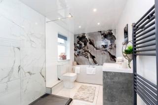 4BR Contractor Hub, 5 Beds, Bedroom TV's, Free Parking, Next to City - 9