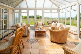 Spacious 6 Bed Holiday Cottage w Sea Views - 8