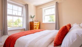 Spacious 6 Bed Holiday Cottage w Sea Views - 4
