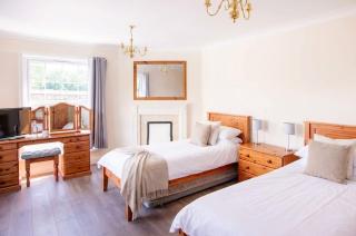Spacious 6 Bed Holiday Cottage w Sea Views - 8