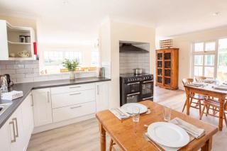 Spacious 6 Bed Holiday Cottage w Sea Views - 3