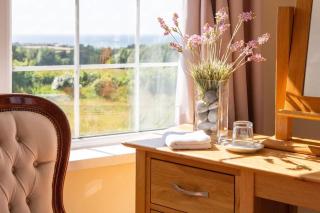 Spacious 6 Bed Holiday Cottage w Sea Views - 2