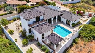 Luxury 4 Bedroom Villa • Private Pool • 5 Min to Palm Beach - Arashi Palm Villa by Bocobay - 0