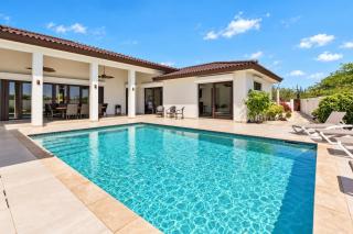 Luxury 4 Bedroom Villa • Private Pool • 5 Min to Palm Beach - Arashi Palm Villa by Bocobay - 2