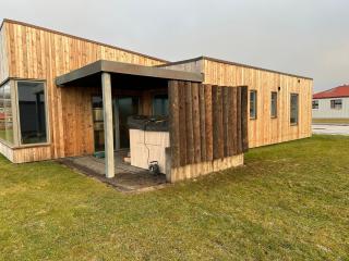 Design House Bakkabud in Grenivík - Waterfront with Outdoor Hot Tub - by Nollur - 9