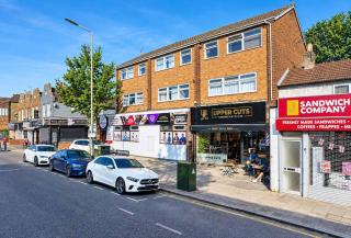 Luxury SE London 4-Bed Apt - Private Balcony & Parking, Workspace & Near Train Station - 3
