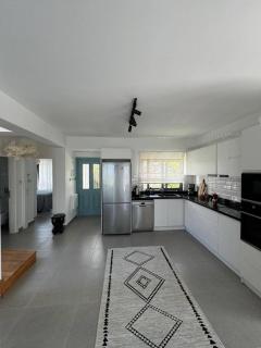 A luxurious seafront villa with a private pool - 3