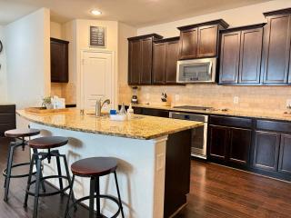 Private Pool & Spacious Living Creekside 4BR - 1