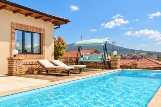 Casa Toscana Avala - Private Pool, Sauna & Tower View - 0