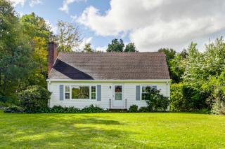 Hampton 'Quiet Corner Cottage' w/ Fireplace & Yard -  - 9