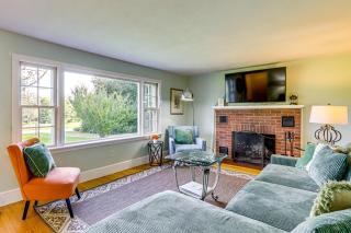 Hampton 'Quiet Corner Cottage' w/ Fireplace & Yard -  - 6