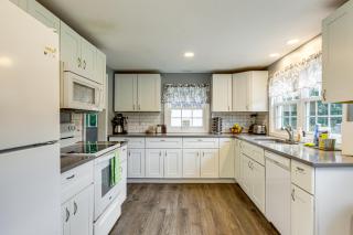 Hampton 'Quiet Corner Cottage' w/ Fireplace & Yard -  - 2
