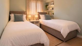Bosun's Call - Central Dartmouth - 2 Bed homely Apartment with Self Check In - Pet Friendly - Fast WiFi & Workspace - Over 1000 books - Perfect location in the middle of the old town but tucked away nice and quiet - perfect location - 5