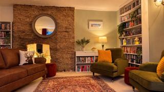 Bosun's Call - Central Dartmouth - 2 Bed homely Apartment with Self Check In - Pet Friendly - Fast WiFi & Workspace - Over 1000 books - Perfect location in the middle of the old town but tucked away nice and quiet - perfect location - 2