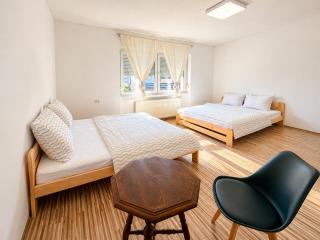 Sunny 2BR Apartment - 2nd Floor - Private Indoor Parking - 7
