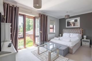 Charming Studio Apartment With Parking! - 0