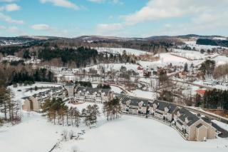 Enjoy snowball fights or romantic nights in a 1BD vacation apartment - 7