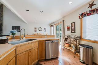 Sweet Sunriver Home with Private Hot Tub Outdoor Space & Eight SHARC Passes - 5