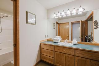 Sweet Sunriver Home with Private Hot Tub Outdoor Space & Eight SHARC Passes - 1