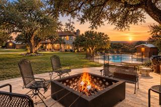 HILL COUNTRY HOME 15 ACRES,BILLIARD,FIREPIT,POOL,WINERY, Next to Flat Creek Winery - 0