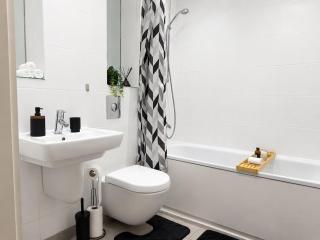 Modern Leeds Apartment with Juliet Balcony Sleeps 9 - 5