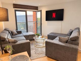 Modern Leeds Apartment with Juliet Balcony Sleeps 9 - 3