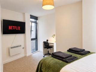 Modern Leeds Apartment with Juliet Balcony Sleeps 9 - 2