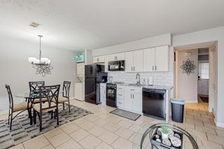 Entertainer's Landing, Unit 3 - 1
