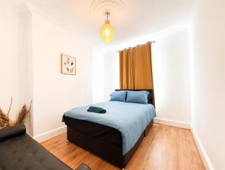 Spacious Stay -Families & Groups - 3BR, Sleeps 10 - Fast WiFi, Smart TV - Doncaster Station Links - 6