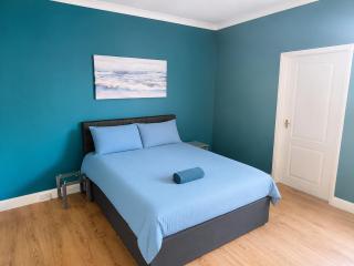 Spacious Stay -Families & Groups - 3BR, Sleeps 10 - Fast WiFi, Smart TV - Doncaster Station Links - 4