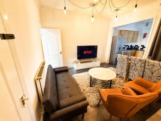Council Guests, Contractors or Families Home for 10 - Full Kitchen, Backyard & Free Parking - near Central Doncaster & Station - 0
