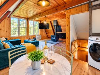 Lovers Edge A-Frame Private Hot Tub & Sauna - 2