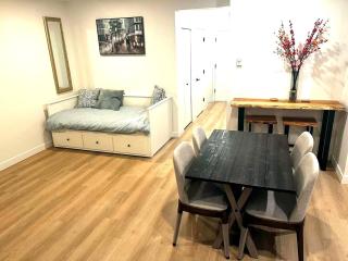 The Willow Suite Private Kitchen & Laundry close to everything - 9