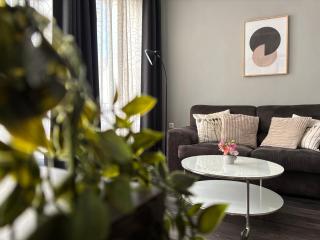 Free Parking , Modern and comfort apartment , 2BR - 3