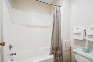 101 Cedarbrook Hotel Room - 7