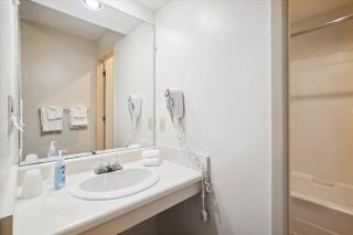 104 Cedarbrook Hotel Room - 4