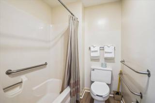 104 Cedarbrook Hotel Room - 3