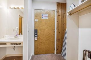 216 Cedarbrook Hotel Room - 9