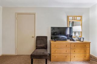 216 Cedarbrook Hotel Room - 5