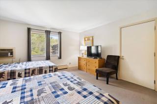 219 Cedarbrook Hotel Room - 7