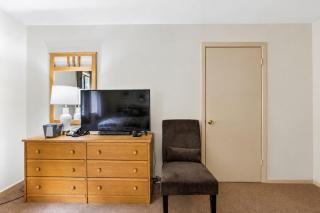 217 Cedarbrook Hotel Room - 6