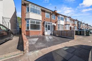 Spacious 3BR Home with Free Parking Ideal for Contractors - 6