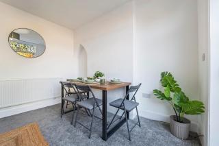 Spacious 3BR Home with Free Parking Ideal for Contractors - 2