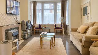 Central 4-Bed Home Sleeps 9 with Parking & Spa - 8