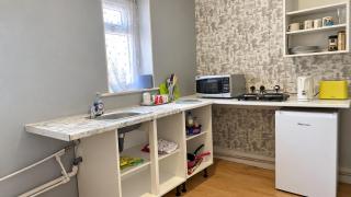 Central 4-Bed Home Sleeps 9 with Parking & Spa - 5