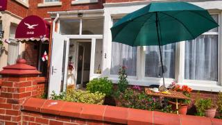 Central 4-Bed Home Sleeps 9 with Parking & Spa - 1